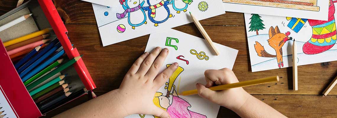 Photo montrant un enfant en train de faire des coloriages