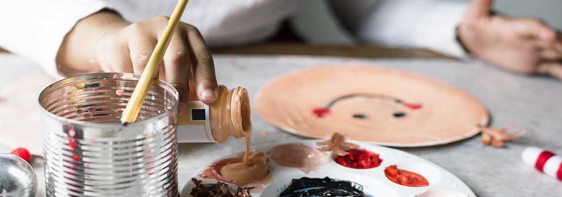 Photo montrant un enfant en train de faire de la peinture