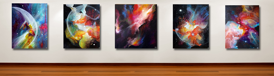 Extrait des tableaux de la collection Visions célestes 2 d'Eliora Bousquet présentés sur le mur d'une galerie