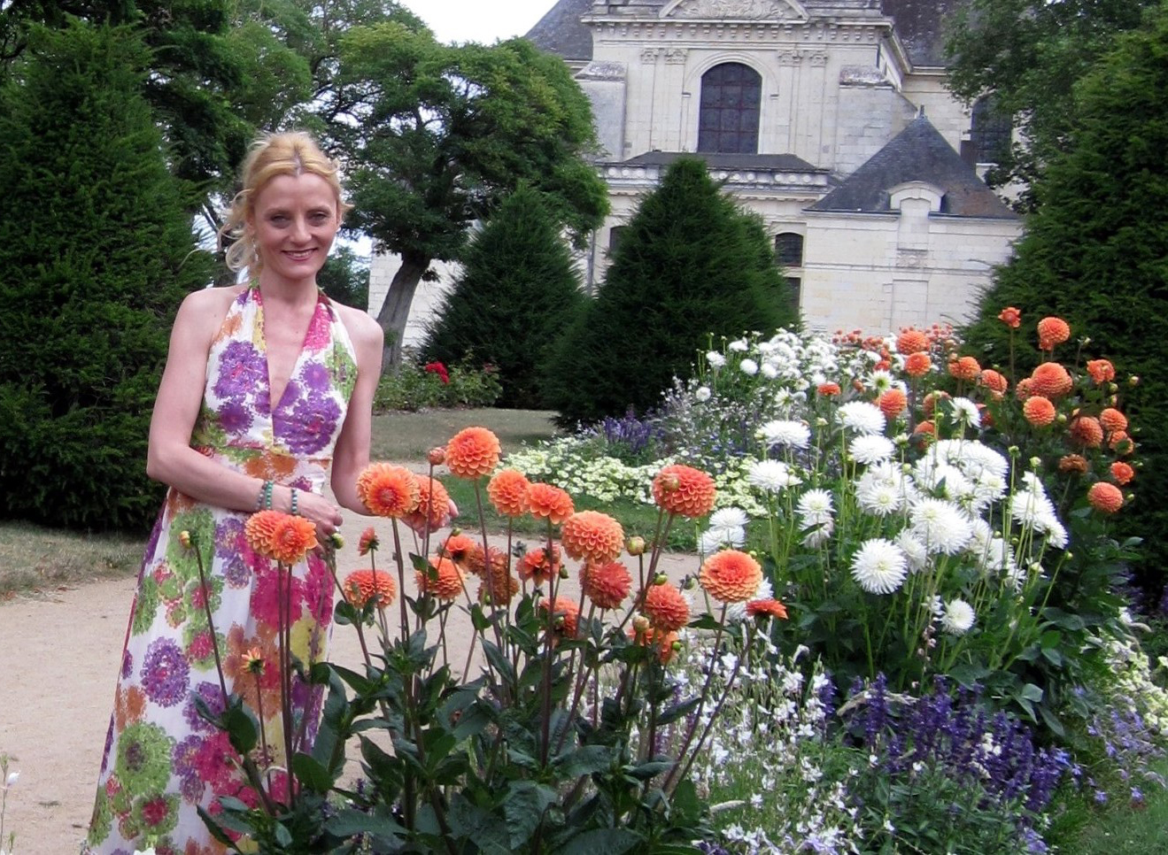 Eliora Bousquet dans le jardin de l'Abbaye de Saint-Florent-le-Vieil en Anjou