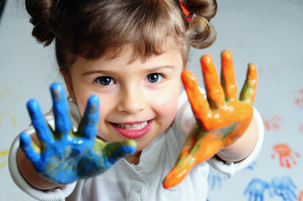 Photo d'une enfant faisant de la peinture avec les doigts issue de Fotolia