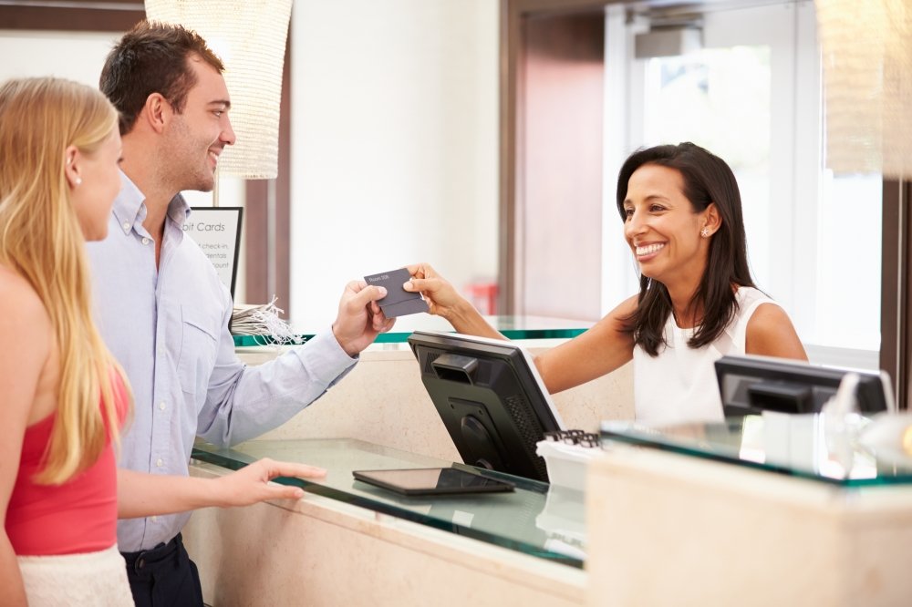 Photo présentant une hôtesse d'accueil acceptant un paiement par carte bancaire issue de PNG TREE
