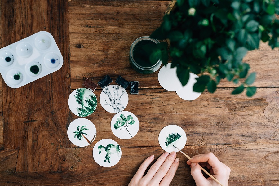 Photo de Roman Kraft présentant le travail d'une aquarelliste