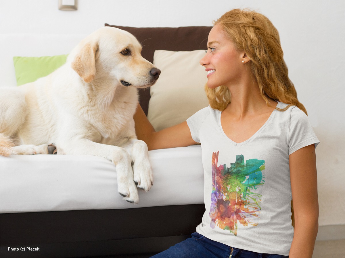 Modèle de t-shirt pour femme à col V signé Eliora Bousquet